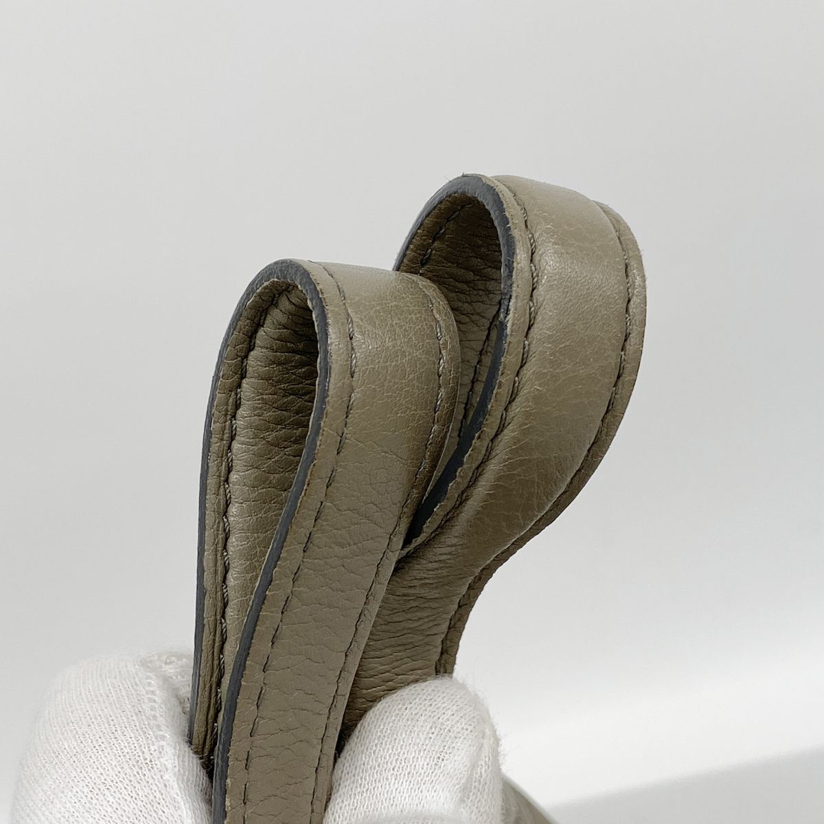 Louis Vuitton Handbag Mahina Seals PM Taupe — view 8