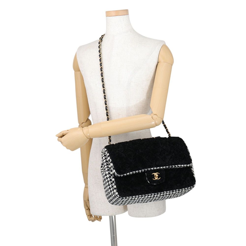 Chanel Chain Shoulder Bag Quilted CC Logo Paris 31 Louis Cambon Shearling Sheep — view 4