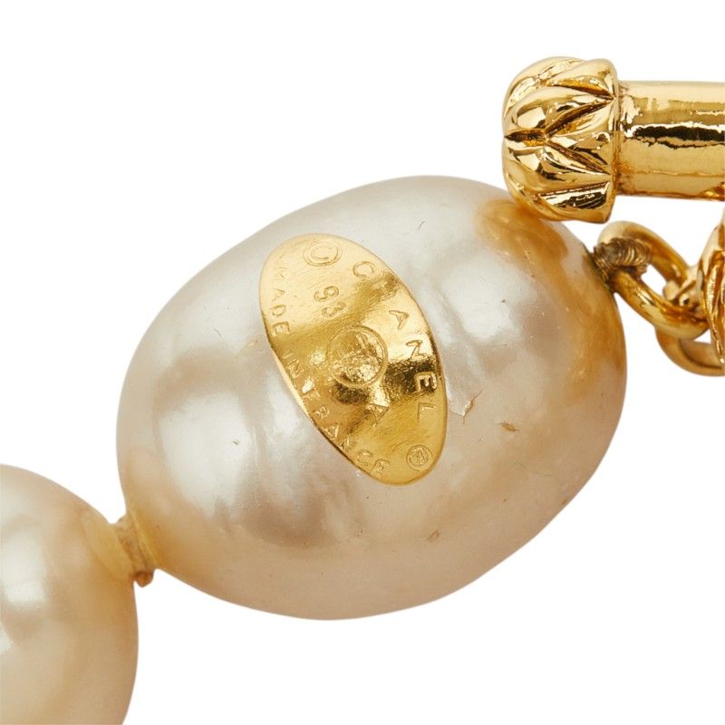 Chanel Toggle Quilted Pattern Vintage Necklace Oval 93A White Gold Faux Pearl — view 4