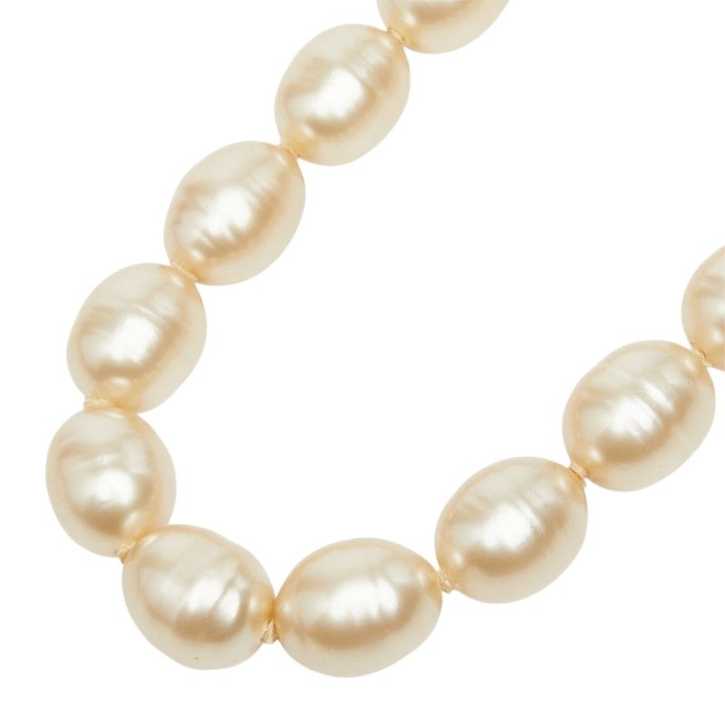 Chanel Toggle Quilted Pattern Vintage Necklace Oval 93A White Gold Faux Pearl — view 2
