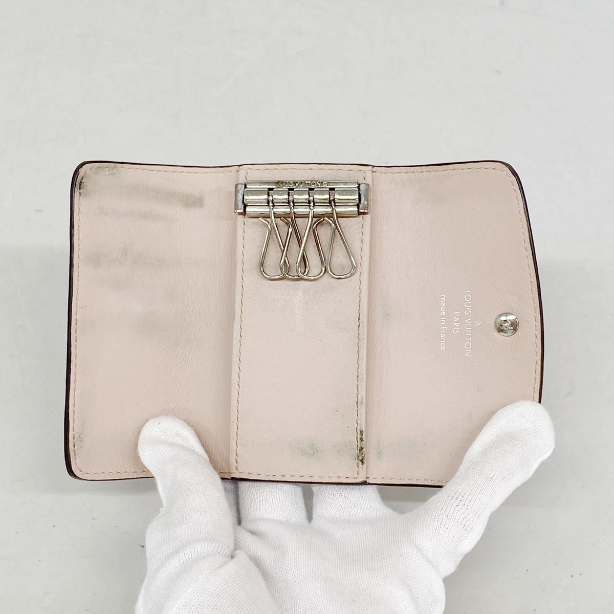 Louis Vuitton Key Case Mahina Multicles 4 Magnolia Key Holder — view 3