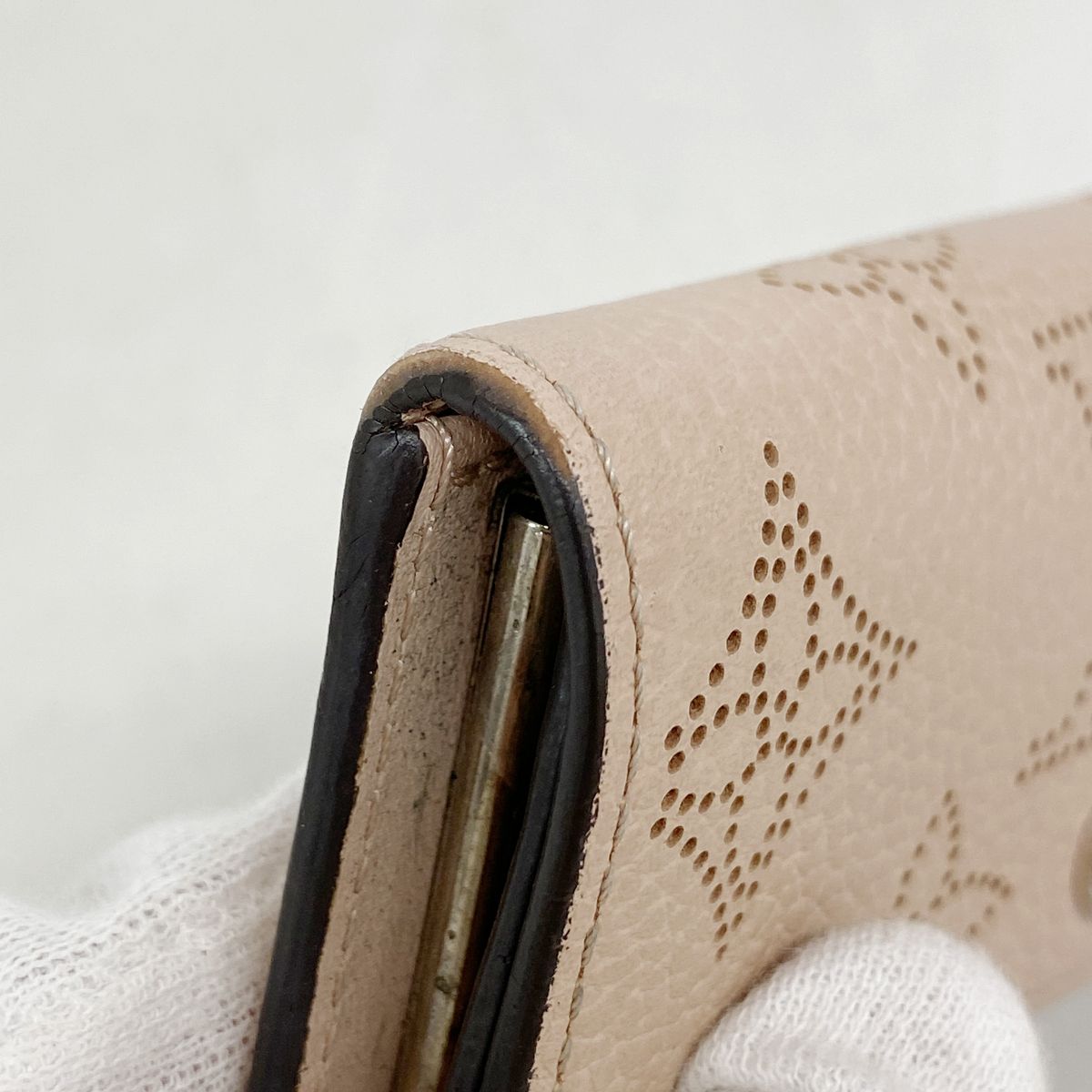 Louis Vuitton Key Case Mahina Multicles 4 Magnolia Key Holder — view 5