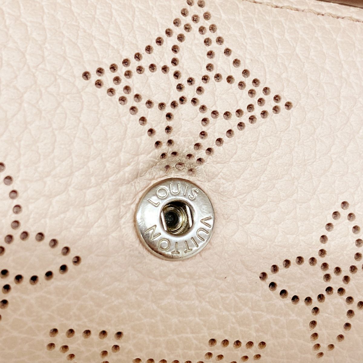 Louis Vuitton Key Case Mahina Multicles 4 Magnolia Key Holder — view 7