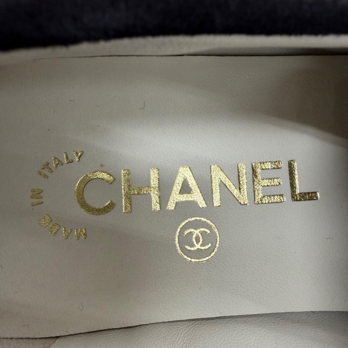 Chanel 25C CC Logo Chain Suede Leather Loafers Black Beige — view 8