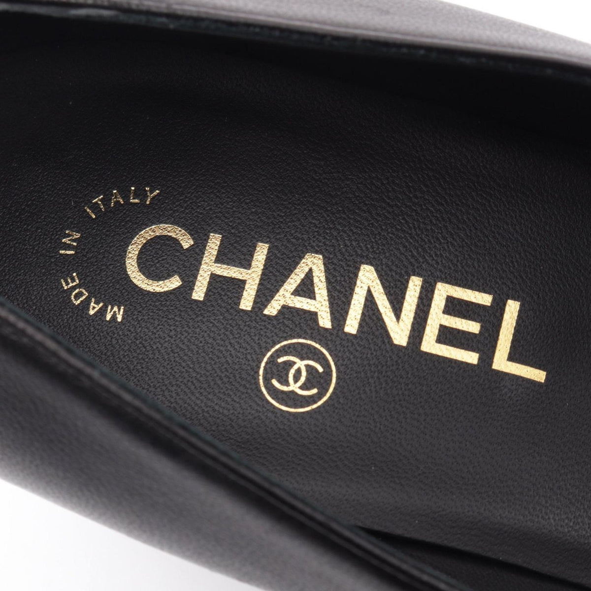 Chanel Pumps CC Logo Pearl Leather Heels — view 5