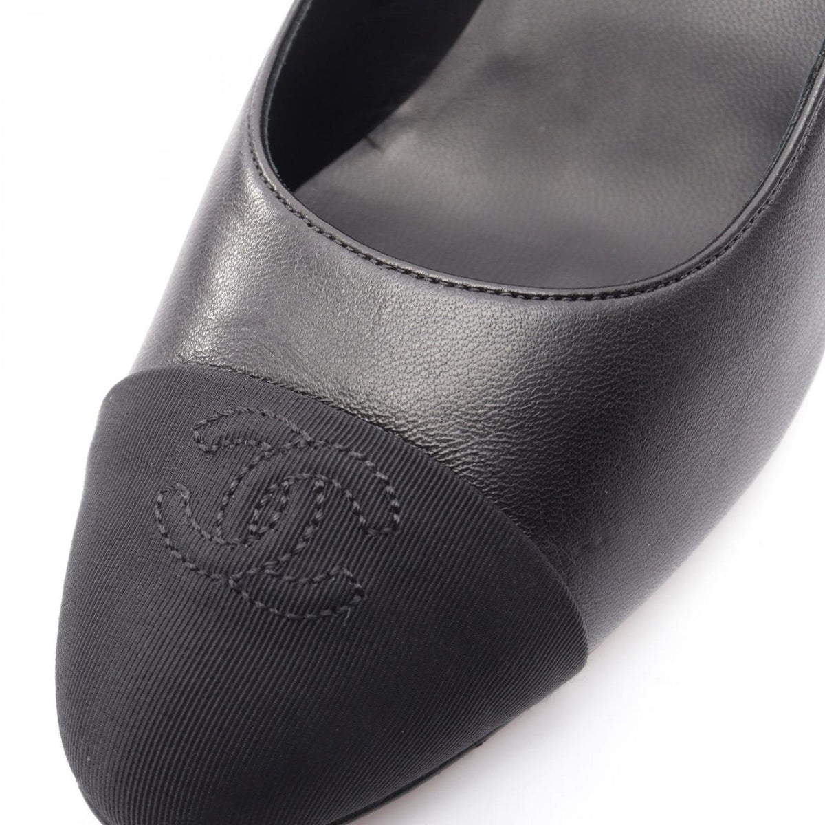 Chanel Pumps CC Logo Pearl Leather Heels — view 7