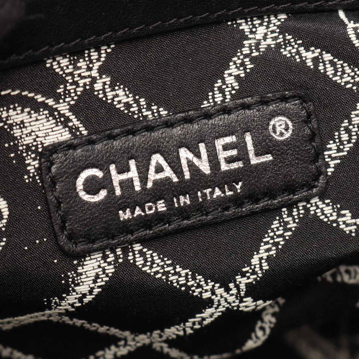 Chanel Tote Bag Essential Large Black White Leather GM — view 4