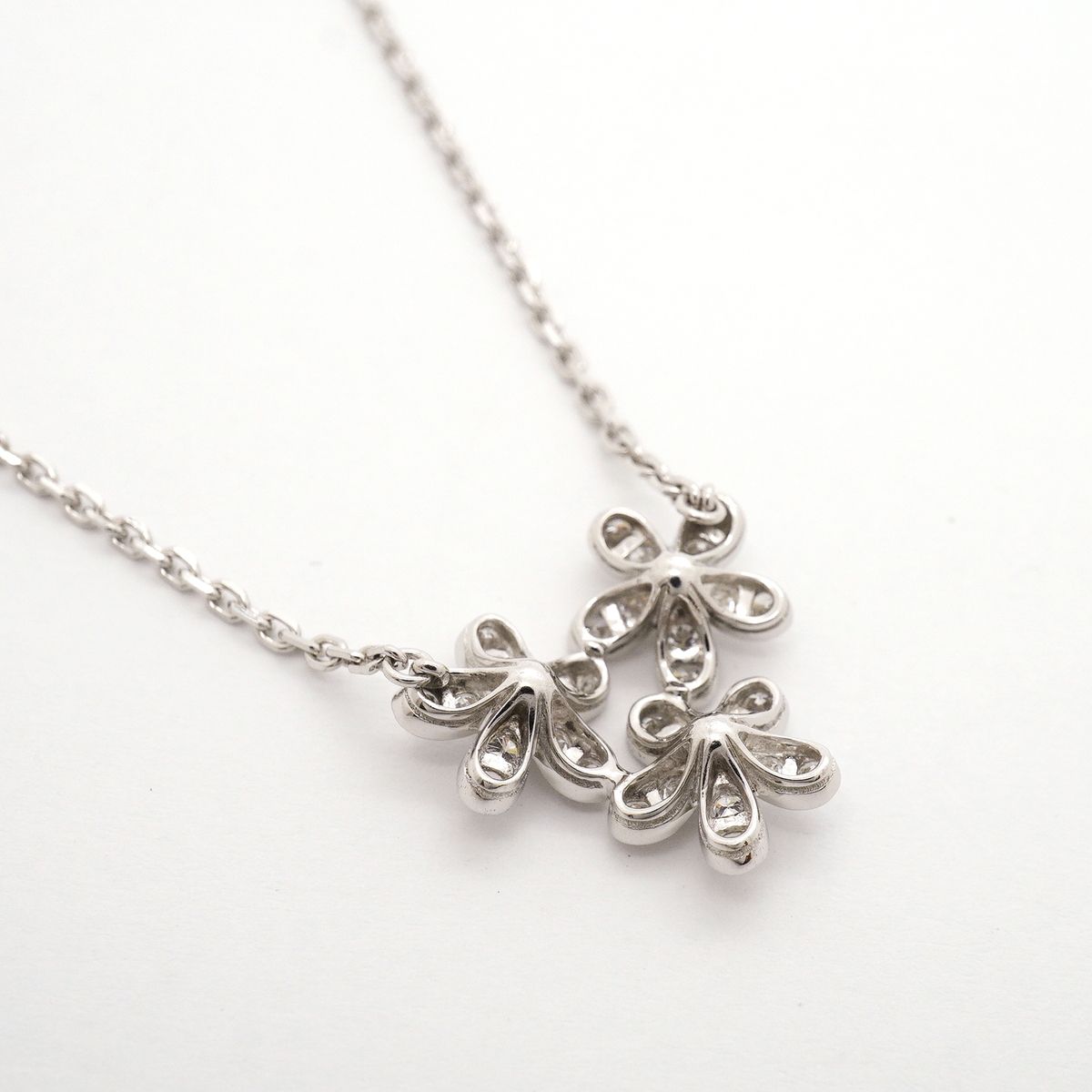 Van Cleef & Arpels Necklace Socrates 3 Flower 18k White Gold Diamond — view 2