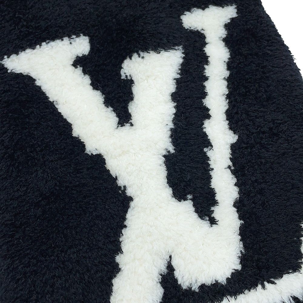 Louis Vuitton Scarf Comfy Wool Nylon LV Signature Reversible White Black — view 4