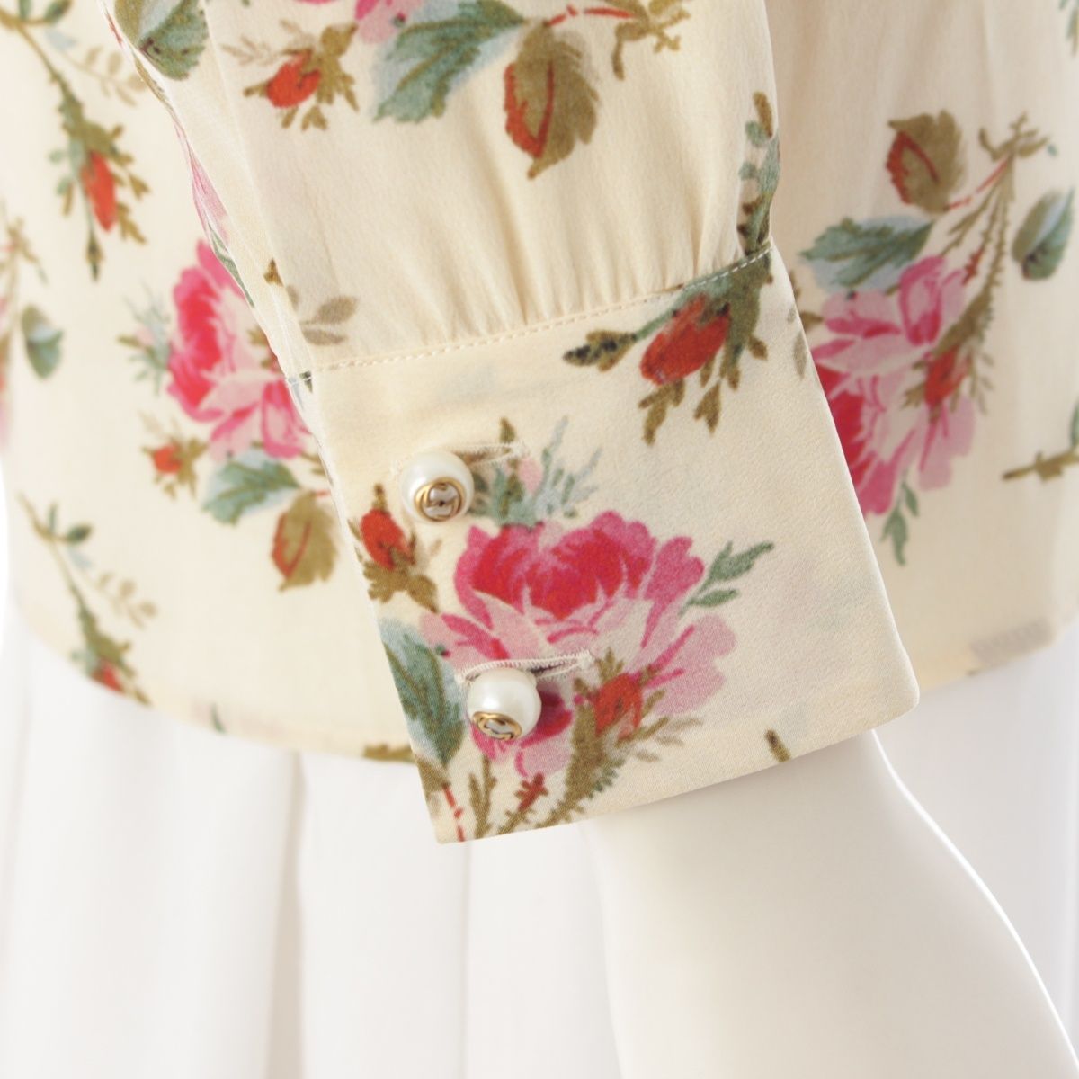 Gucci Michele Era Silk GG Pearl Button Floral Pattern Tie Design Blouse Top — view 6
