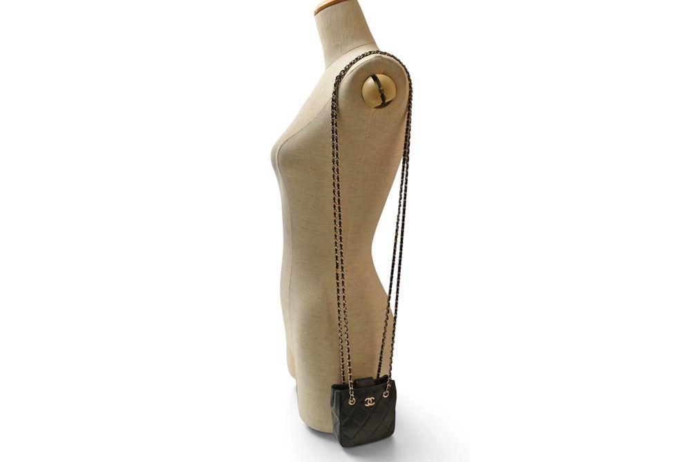 Chanel Chain Shoulder Bag Pochette Quilted Lambskin Black Gold — view 2