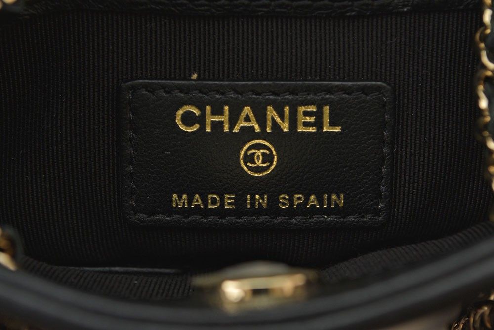 Chanel Chain Shoulder Bag Pochette Quilted Lambskin Black Gold — view 5