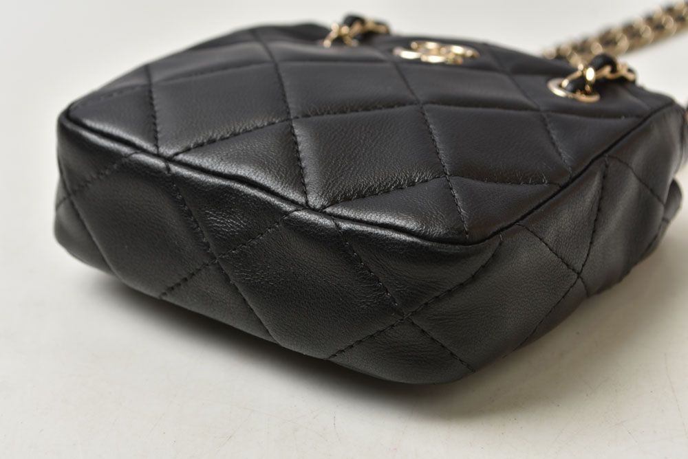 Chanel Chain Shoulder Bag Pochette Quilted Lambskin Black Gold — view 8