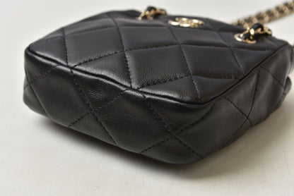 Chanel Chain Shoulder Bag Pochette Quilted Lambskin Black Gold — view 8