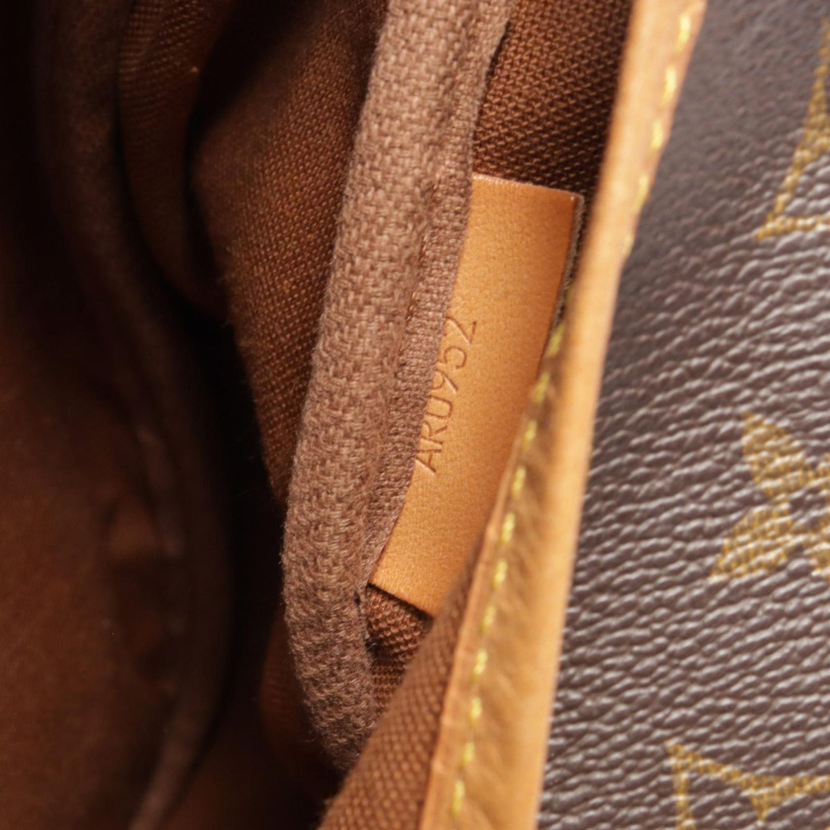 Louis Vuitton Shoulder Bag Saumur 35 Leather — view 6
