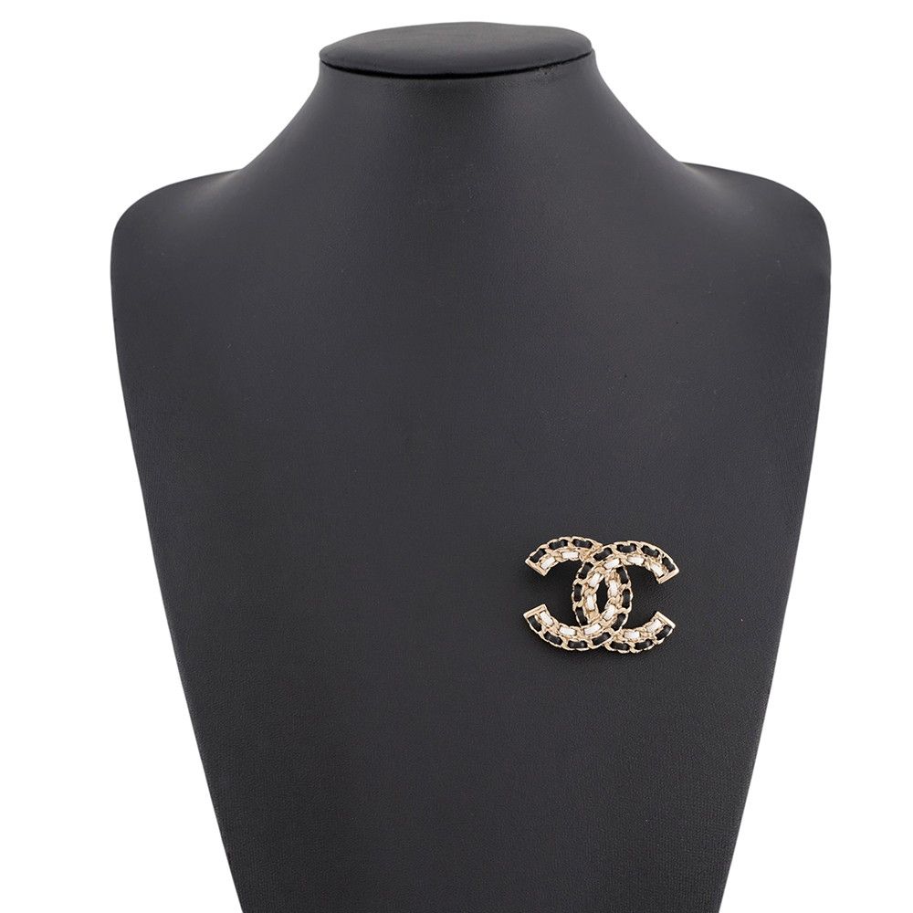 Chanel Brooch CC Logo Leather Black White — view 4
