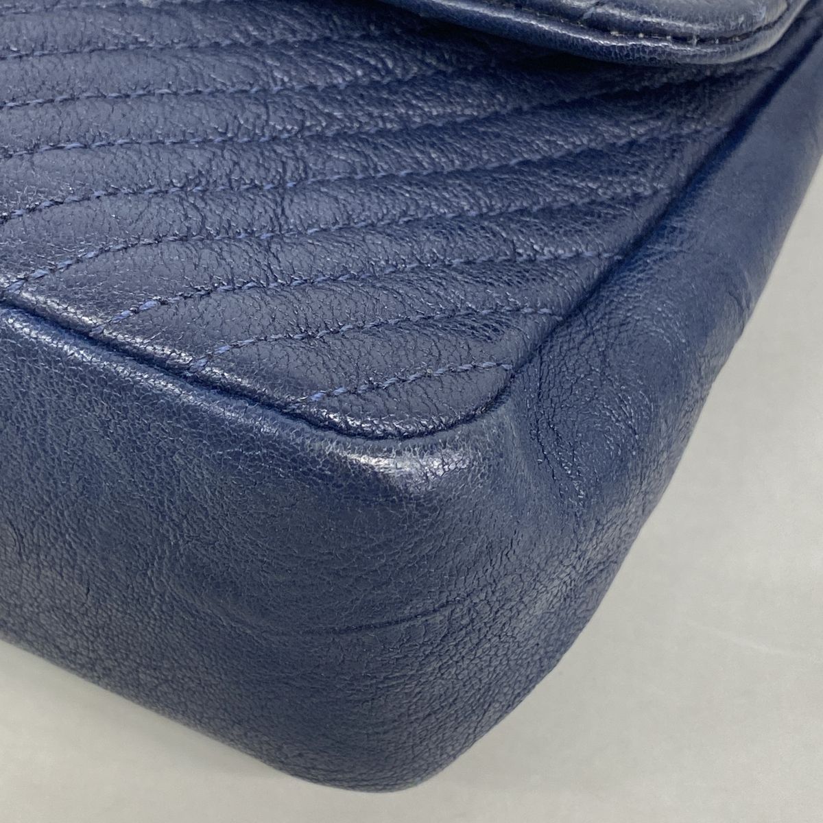 Chanel Shoulder Bag Chevron Leather Navy Gold — view 6