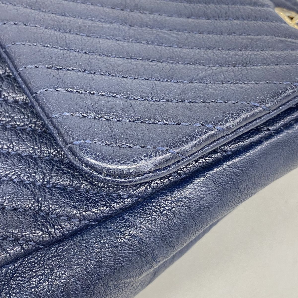 Chanel Shoulder Bag Chevron Leather Navy Gold — view 8