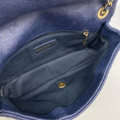 Chanel Shoulder Bag Chevron Leather Navy Gold — view 4