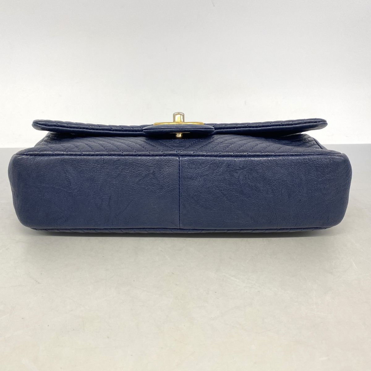 Chanel Shoulder Bag Chevron Leather Navy Gold — view 3