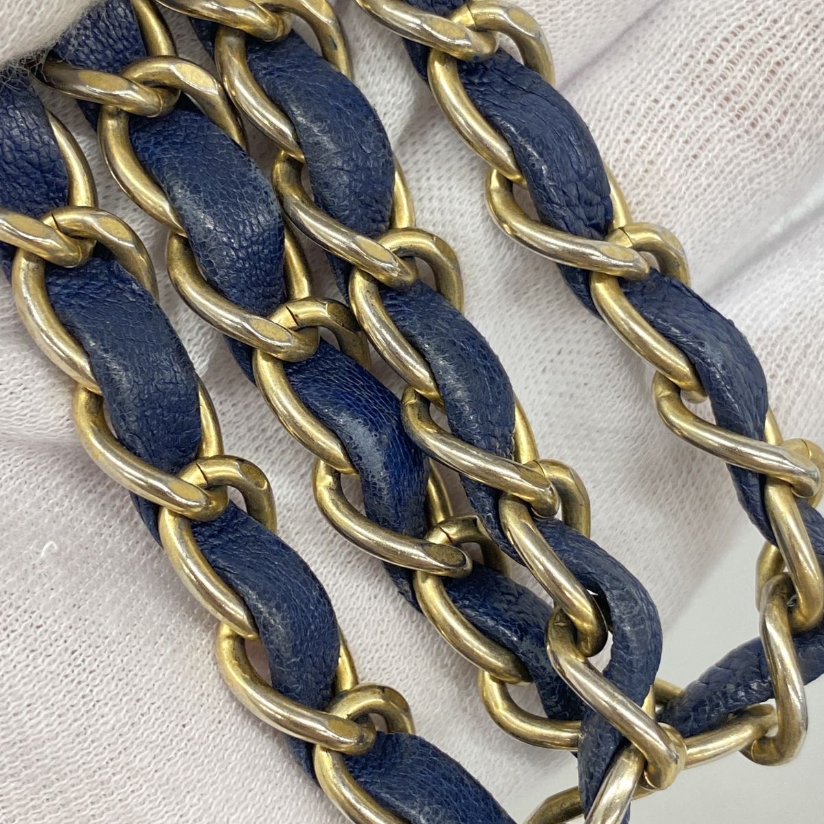 Chanel Shoulder Bag Chevron Leather Navy Gold — view 7