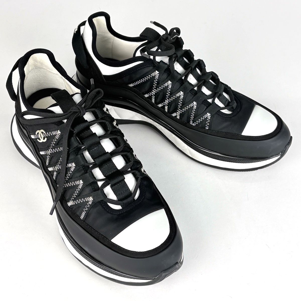Chanel Shoes CC Logo Leather Black White — view 6