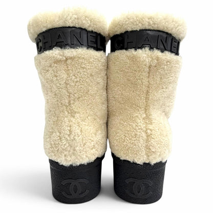 Chanel 18B CC Logo Leather Use Shearling Boo Short Boots Beige Black — view 4