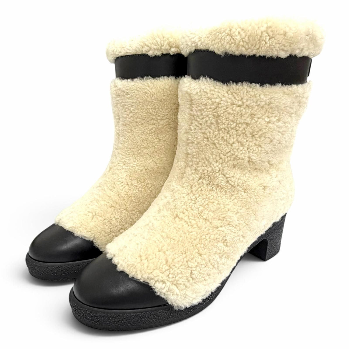 Chanel 18B CC Logo Leather Use Shearling Boo Short Boots Beige Black