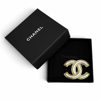 Chanel CC Logo Eco Pearl Brooch White Gold — view 2