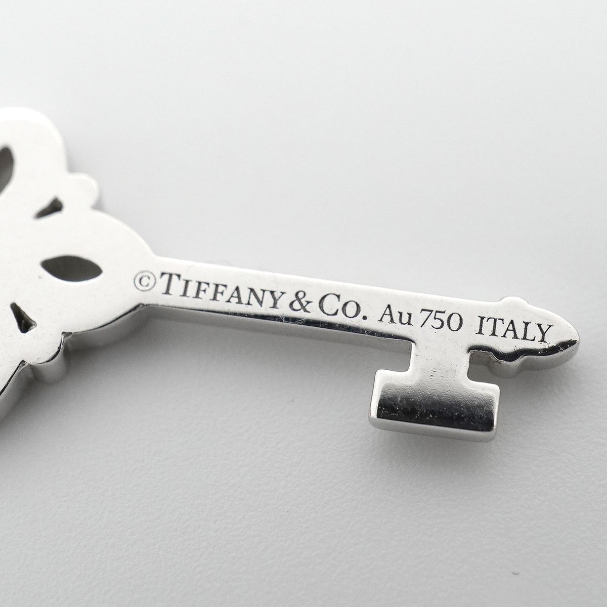 Tiffany & Co Pendant Victoria Key 18K White Gold Diamond — view 4
