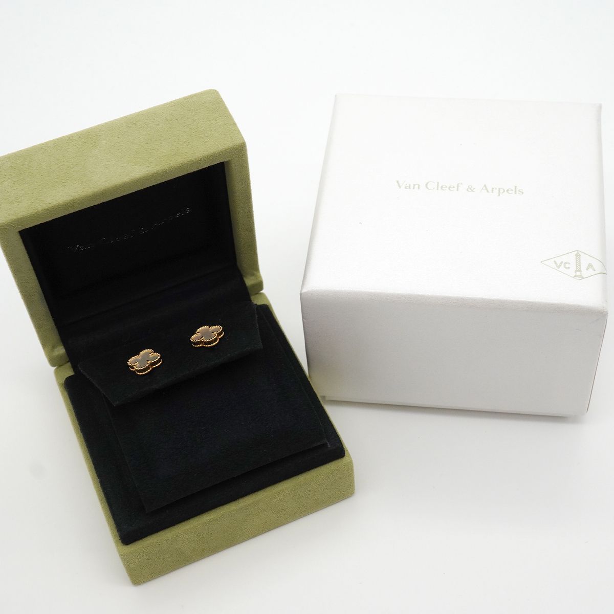 Van Cleef & Arpels Earrings Sweet Alhambra 18K Yellow Gold Mother of Pearl — view 8