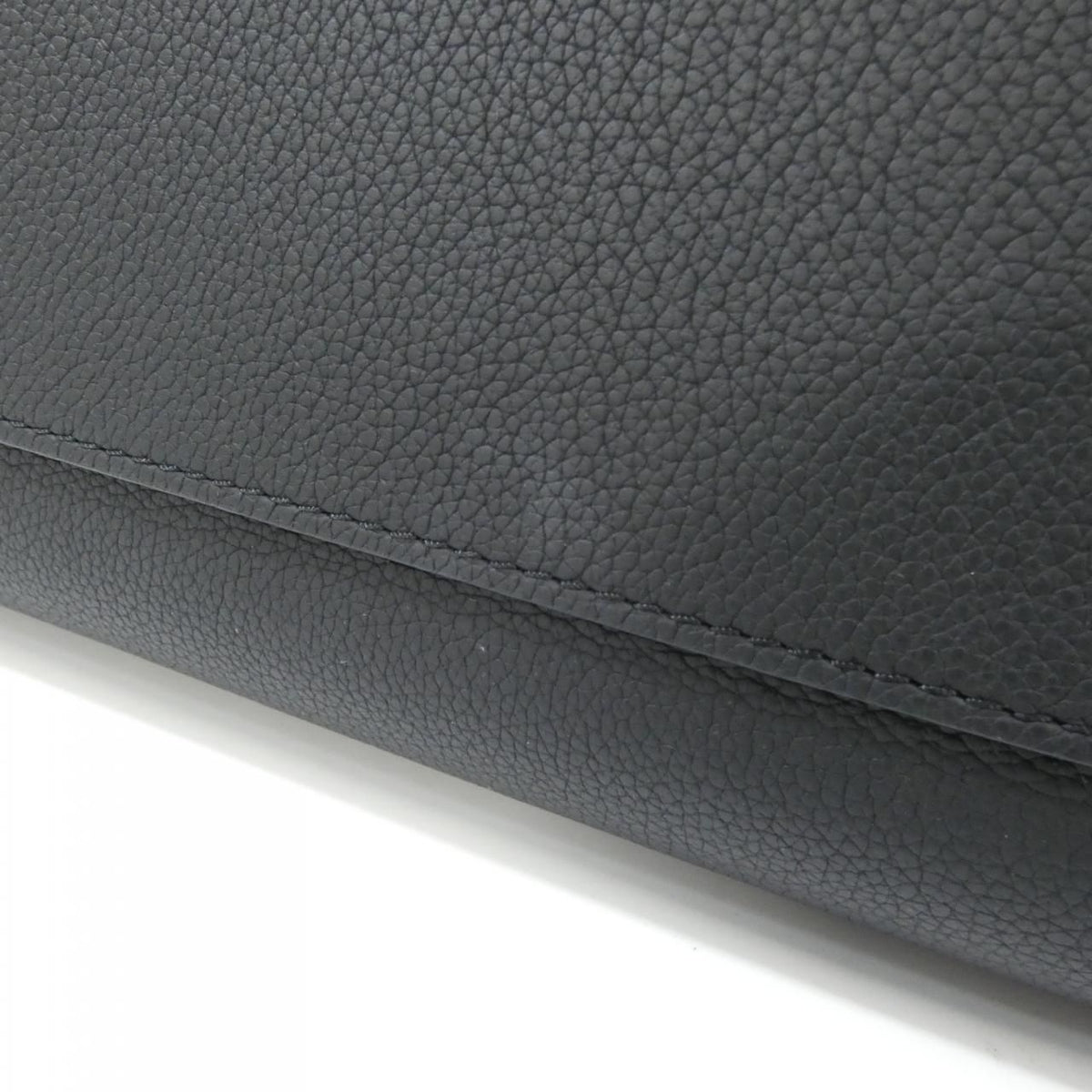 Louis Vuitton Lockme Tote Bag MM — view 3