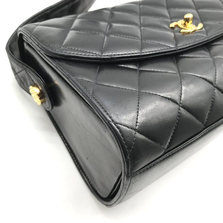 Chanel CC Logo Quilted Lambskin Leather Vintage Shoulder Bag Crossbody Turnlock — view 6