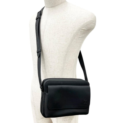 Louis Vuitton Boarding Messenger Aerogram Shoulder Bag Black — view 2