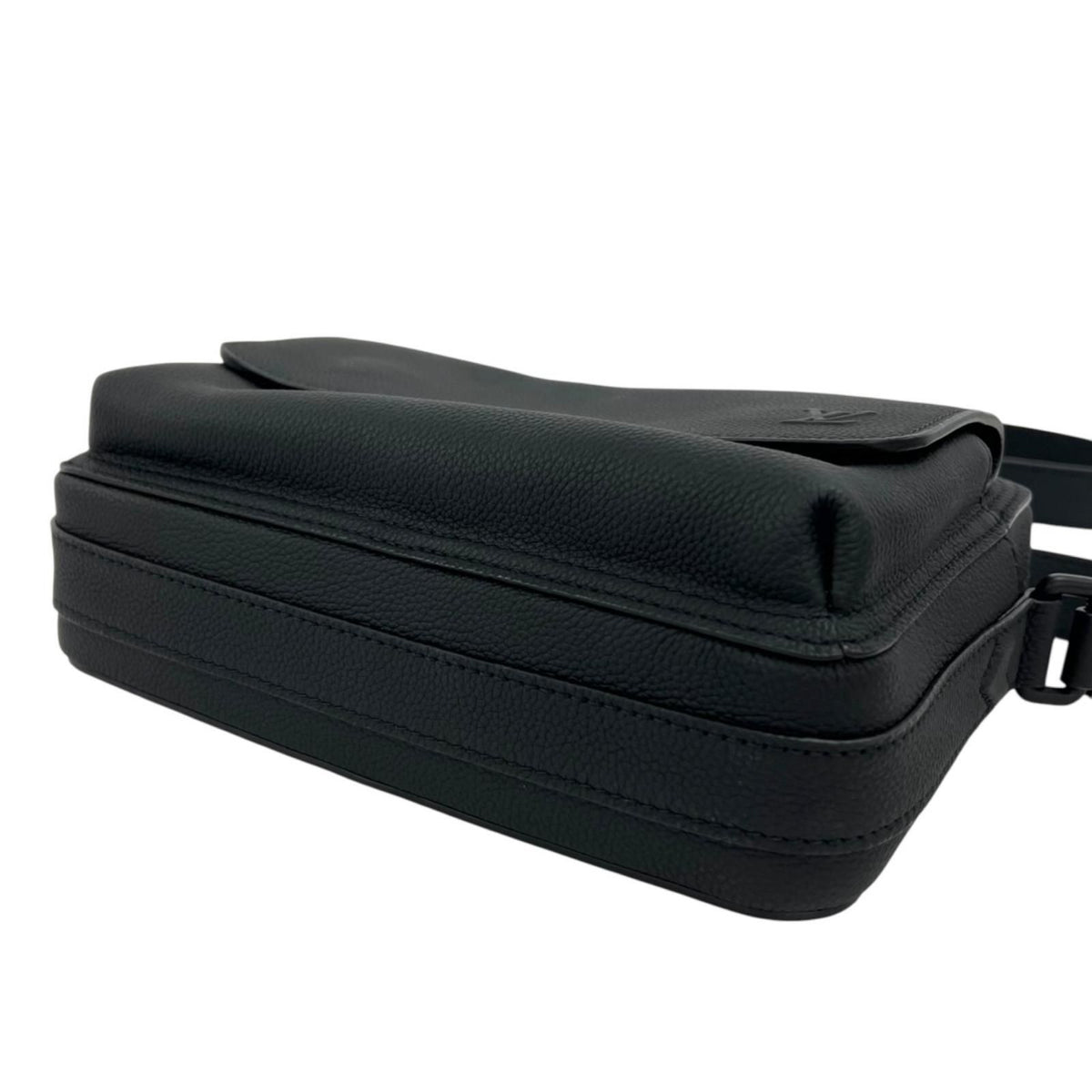 Louis Vuitton Boarding Messenger Aerogram Shoulder Bag Black — view 6