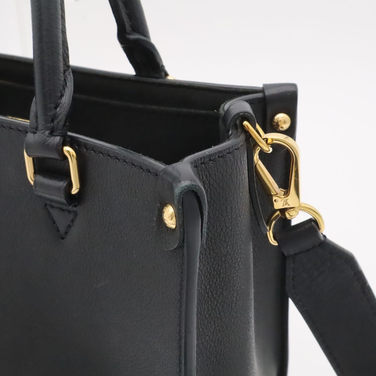 Louis Vuitton Lockme Lock & Go 2-Way Shoulder Bag Black — view 4