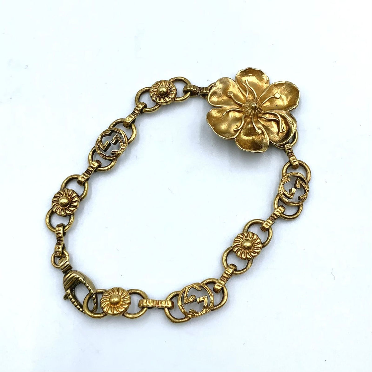 Gucci Interlocking G Flower Metal Gold Bracelet — view 3
