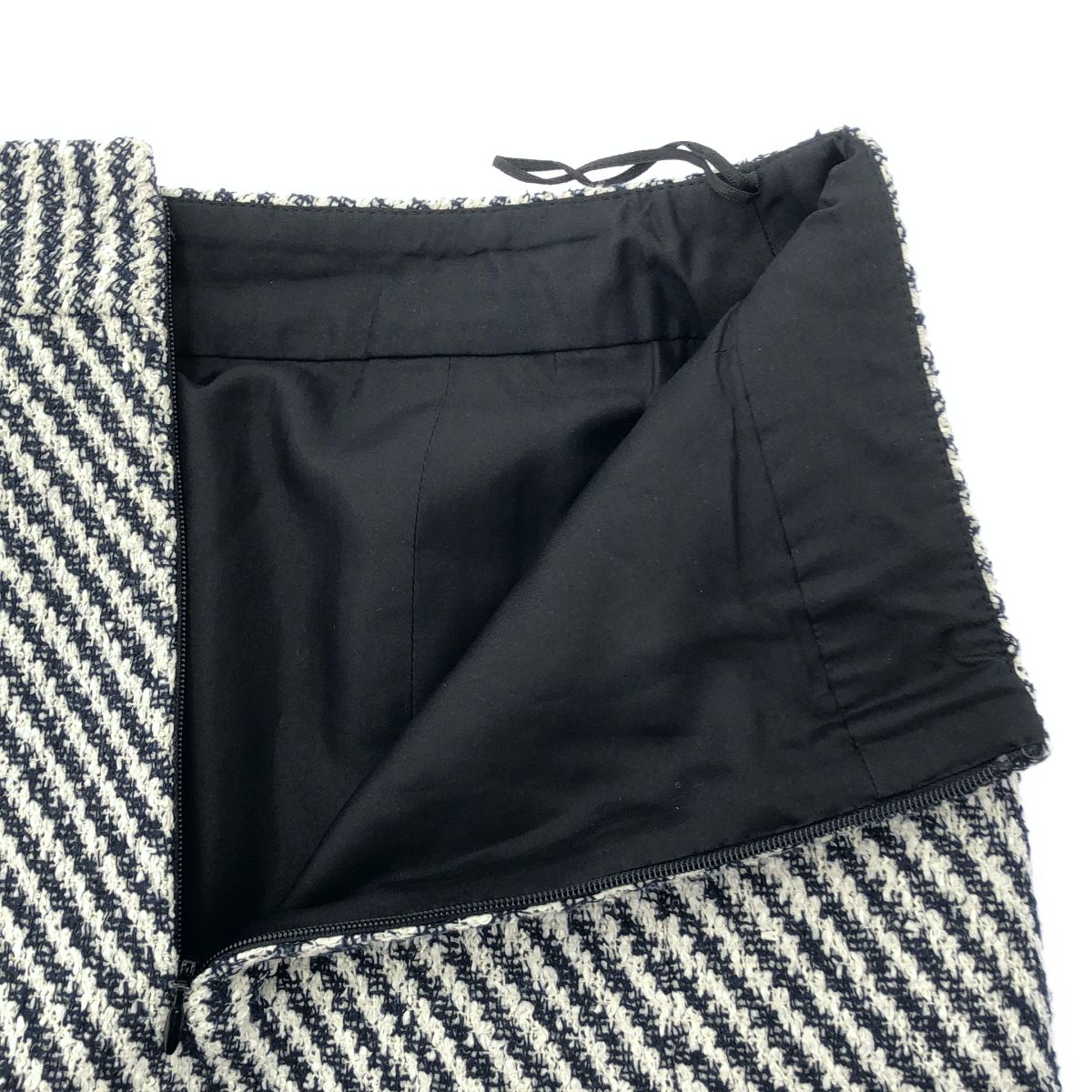 Chanel White Black Tweed Knit Mini Skirt 36 — view 5