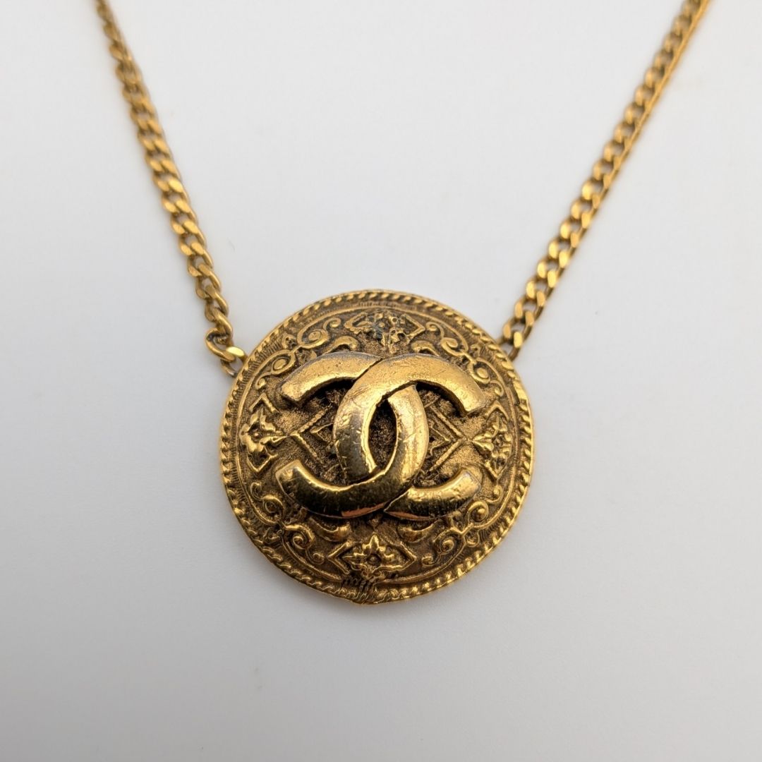 Chanel Pendant CC Logo Arabesque Gold Chain Round First Era Vintage