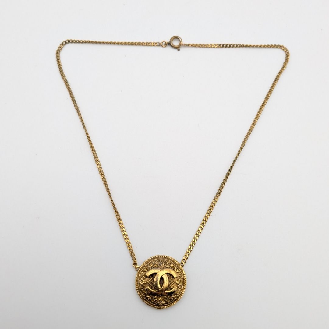 Chanel Pendant CC Logo Arabesque Gold Chain Round First Era Vintage — view 5