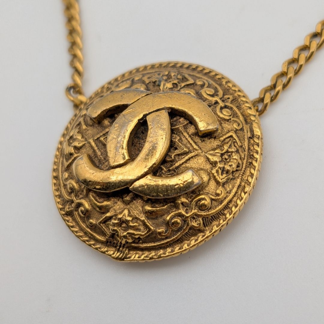Chanel Pendant CC Logo Arabesque Gold Chain Round First Era Vintage — view 2