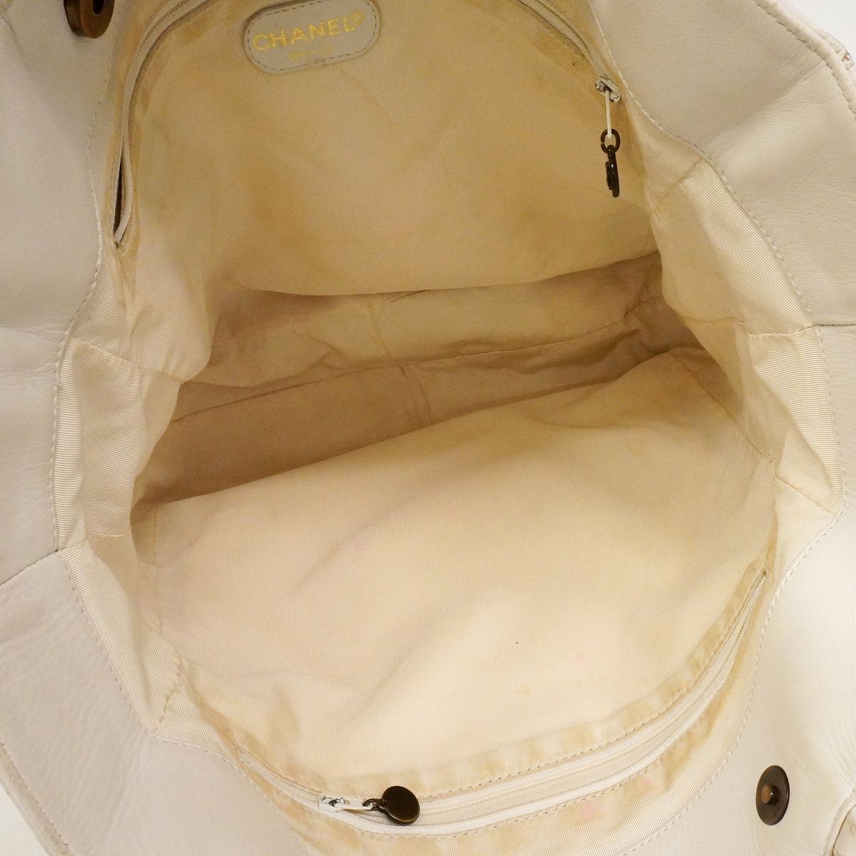 Chanel Tote Bag Leather White Gold — view 4