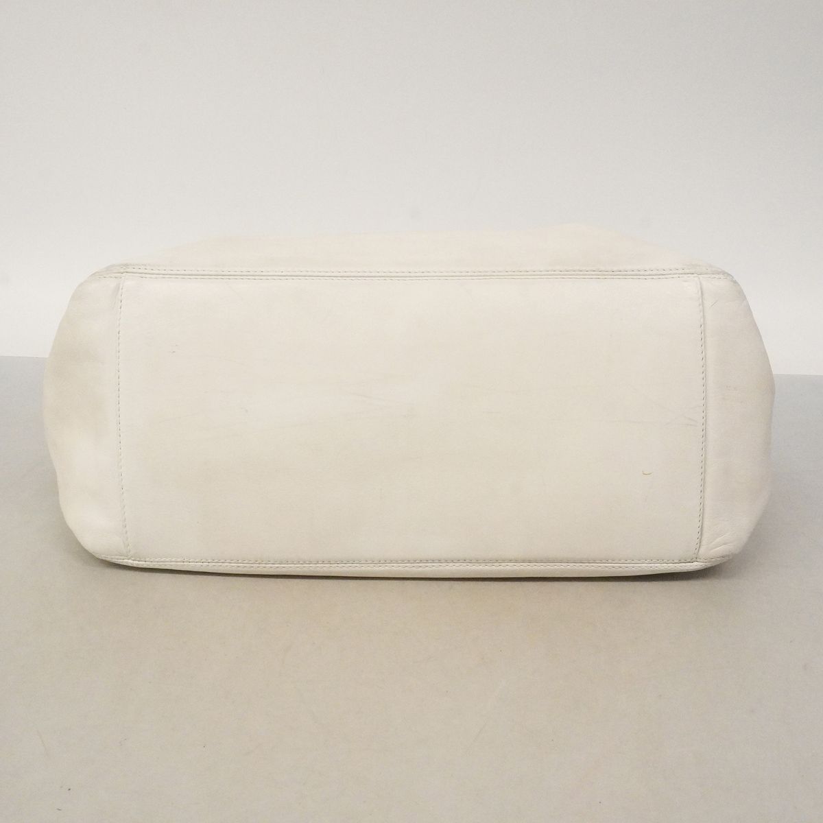 Chanel Tote Bag Leather White Gold — view 3
