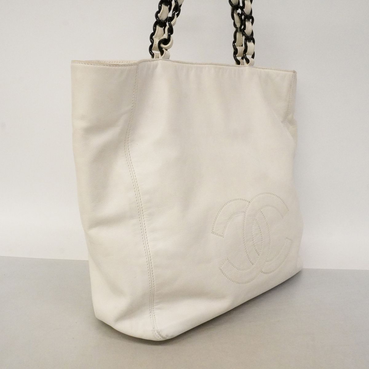 Chanel Tote Bag Leather White Gold — view 2