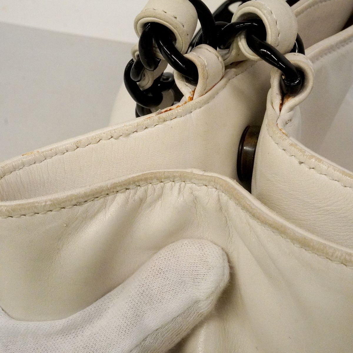 Chanel Tote Bag Leather White Gold — view 7