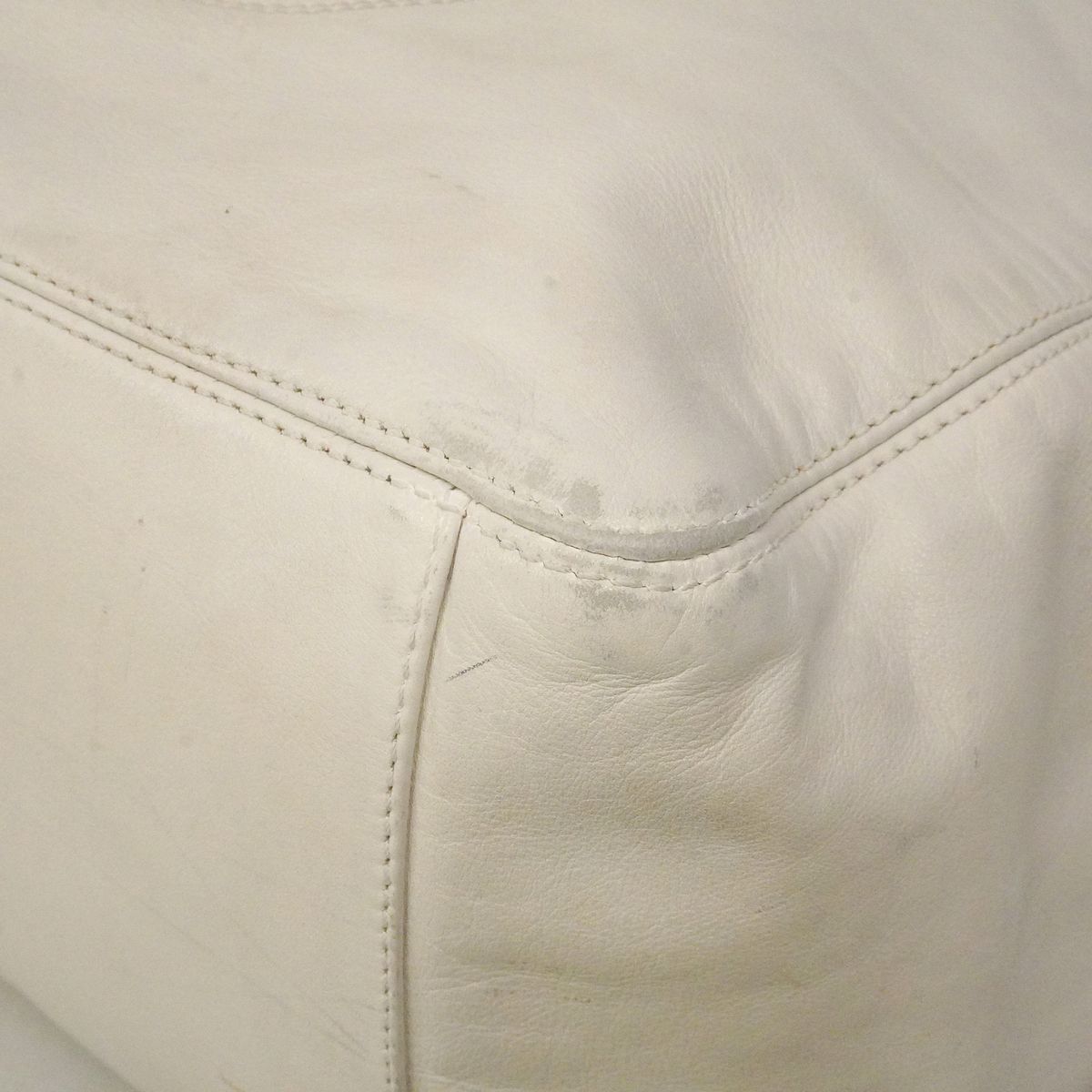 Chanel Tote Bag Leather White Gold — view 6