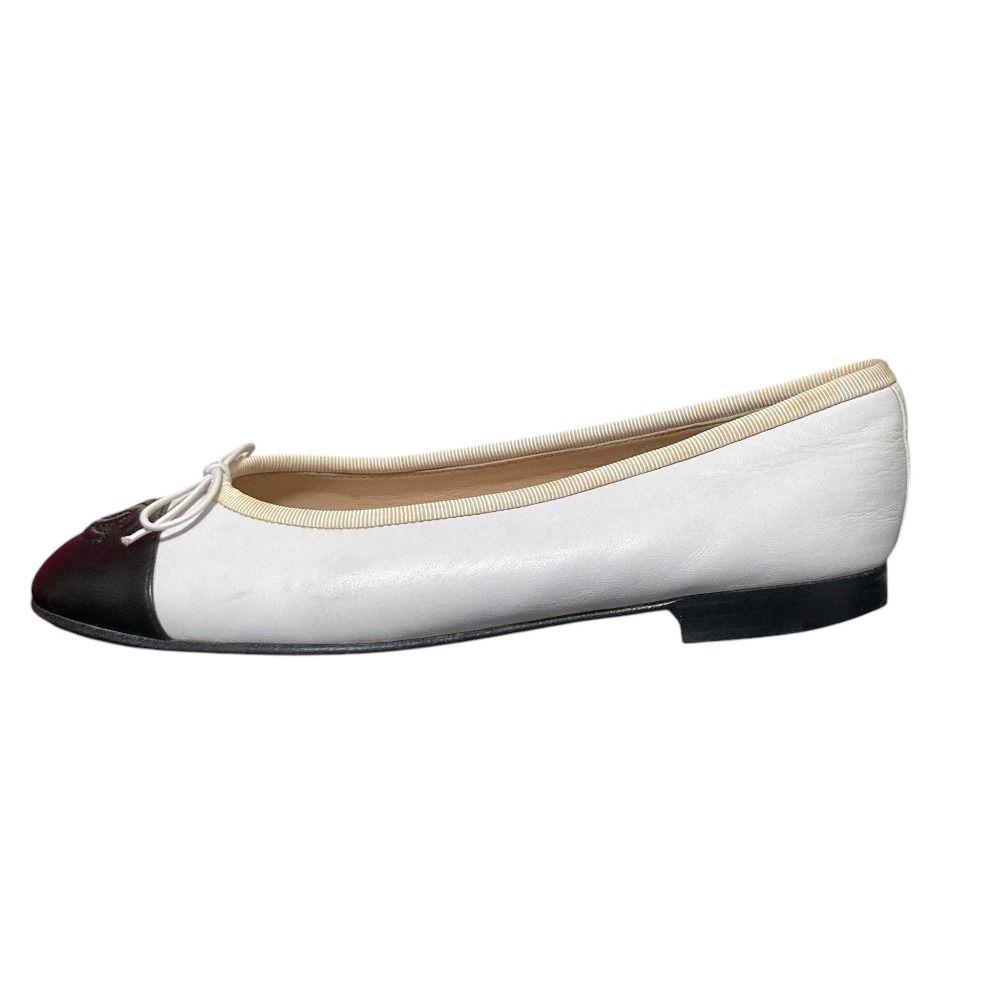 Chanel CC Logo Ribbon Ballerina Flat Pumps Ballet Shoes White Black Spring — view 3