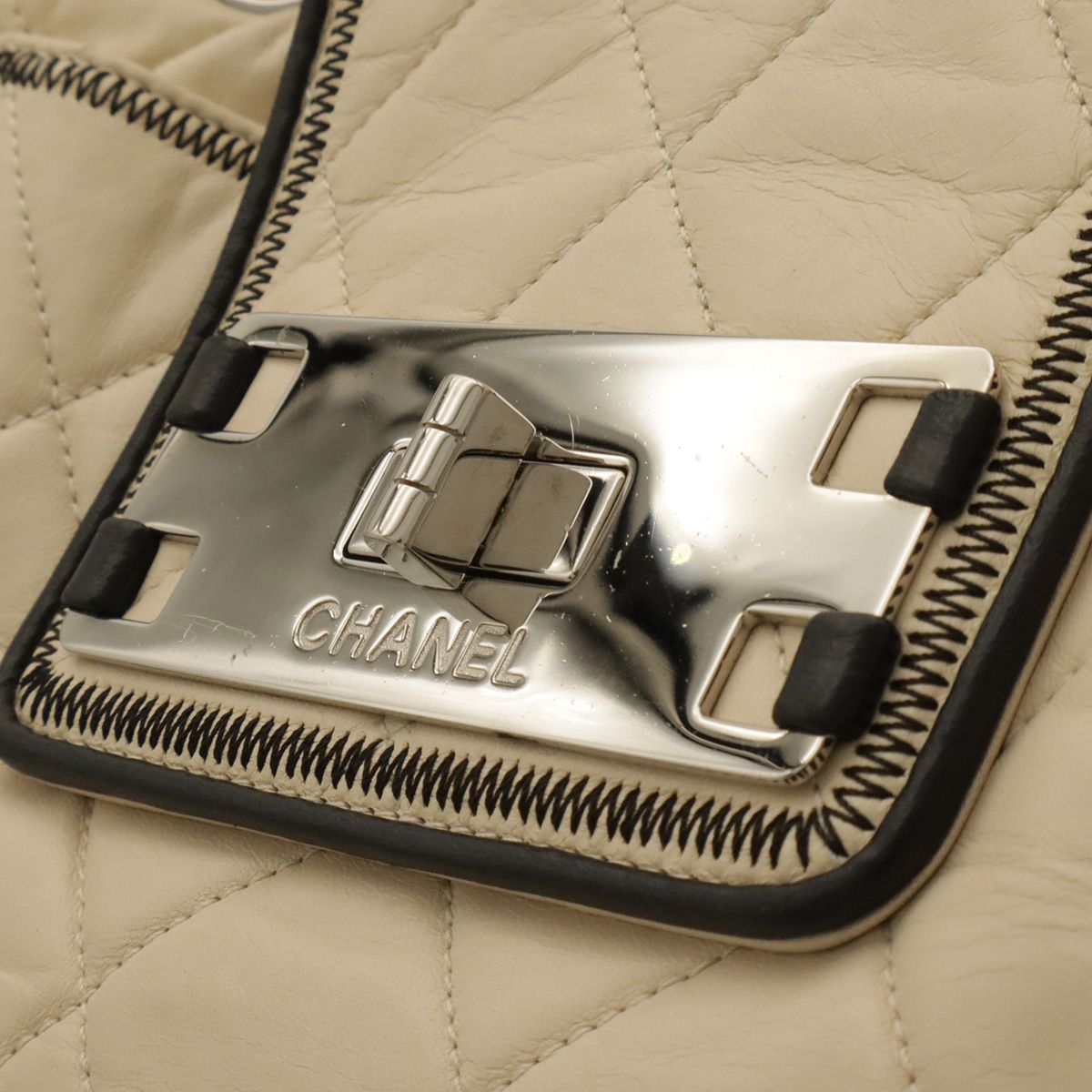 Chanel 2.55 Chain Tote Shoulder Bag Turnlock Leather White Silver — view 5