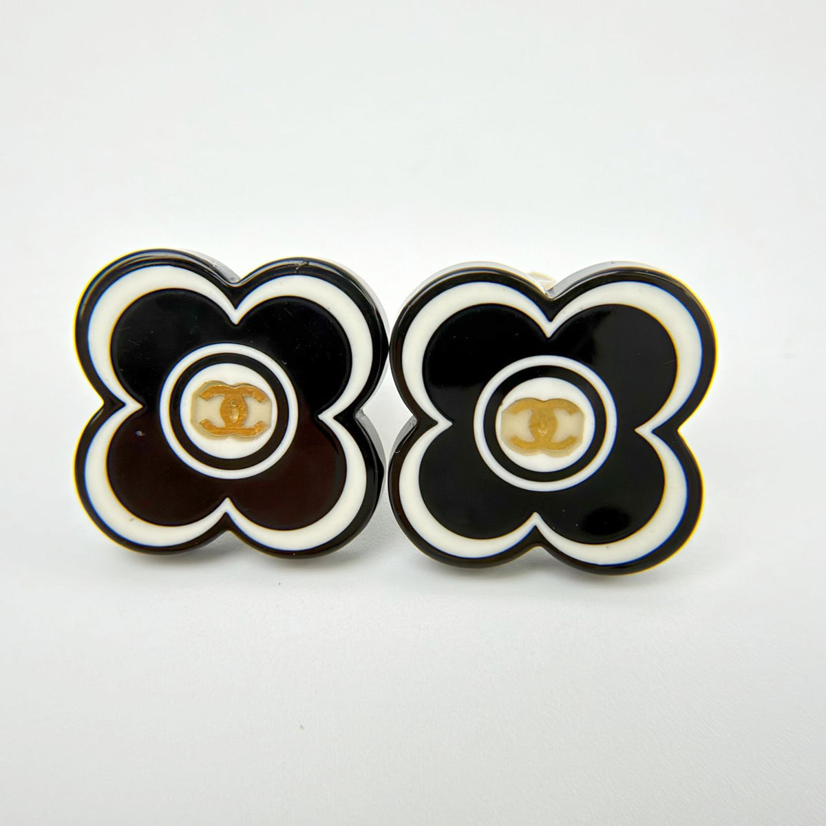Chanel CC Logo Flower Bicolor Clip-On Earrings Plastic Plated Black White 02P — view 2