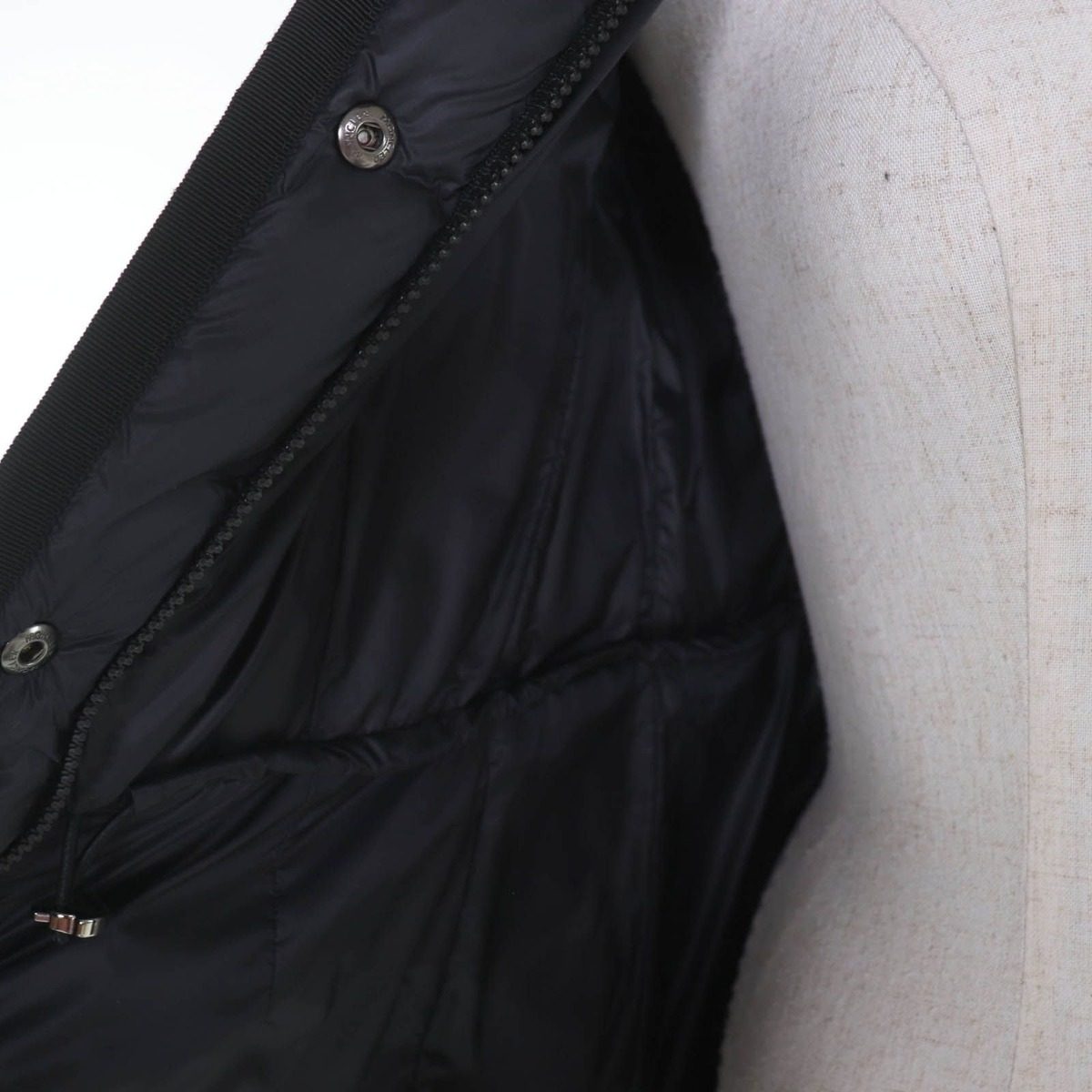 Moncler Hermine Logo Patch Hooded Down Coat Black 00 — view 5